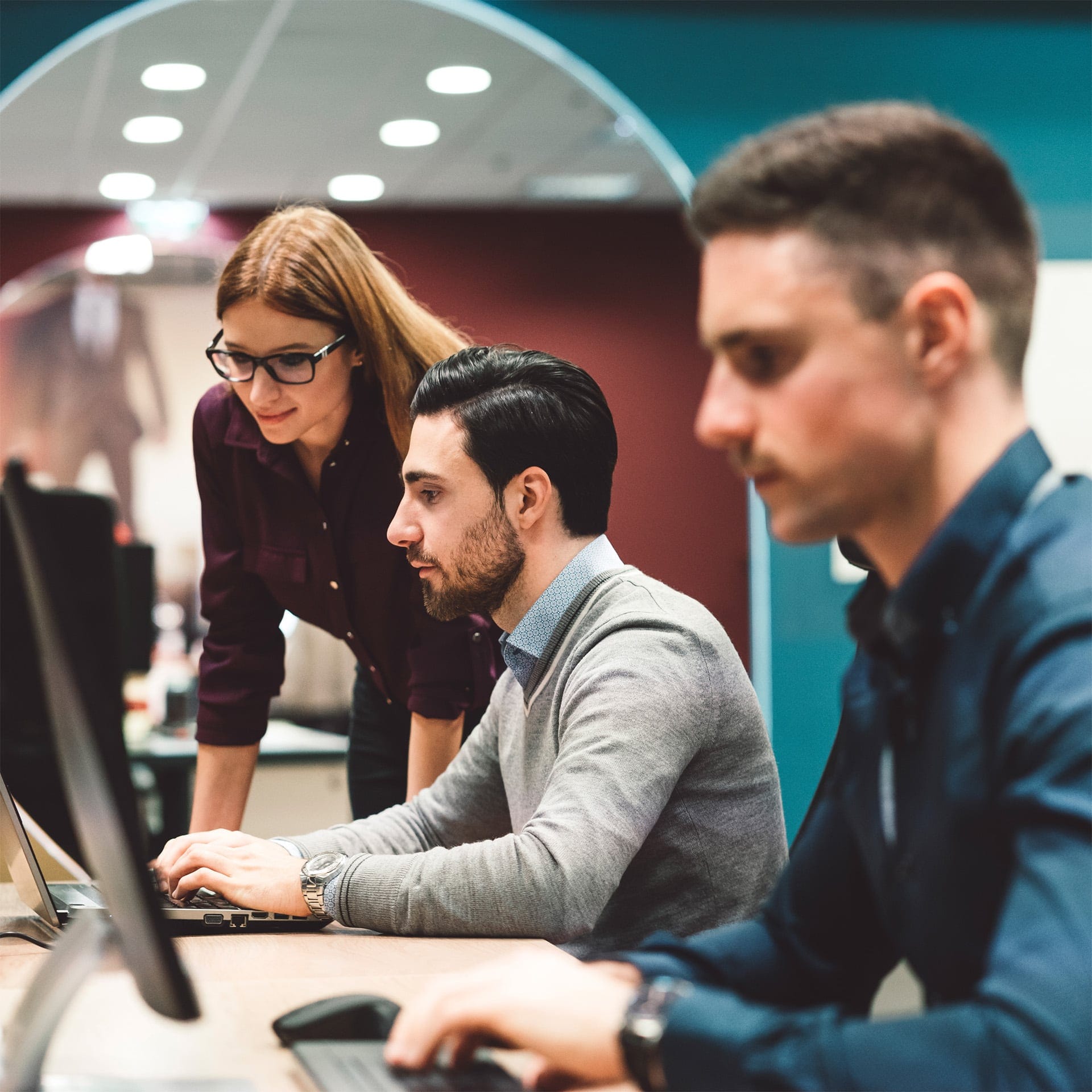 Due impiegati discutono insieme davanti ad un laptop