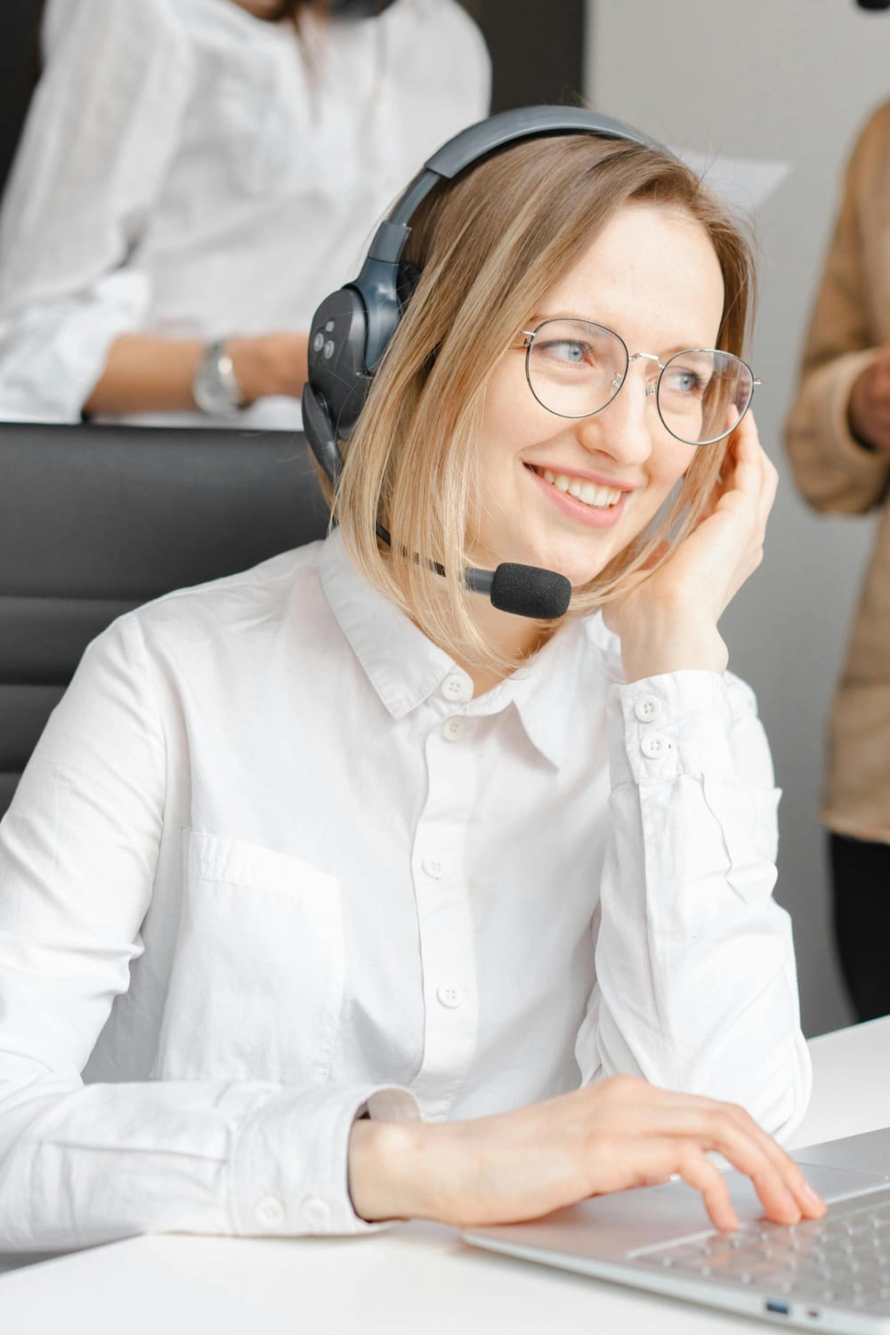 Photo by Mikhail Nilov: https://www.pexels.com/photo/smiling-woman-working-in-a-call-center-7682211/