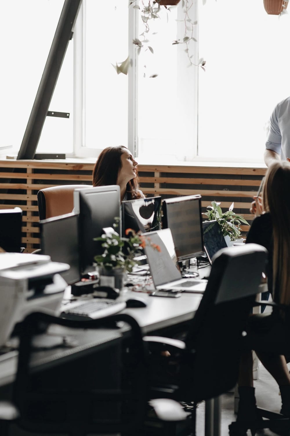 Alcune persone discutono tra loro in un ufficio moderno