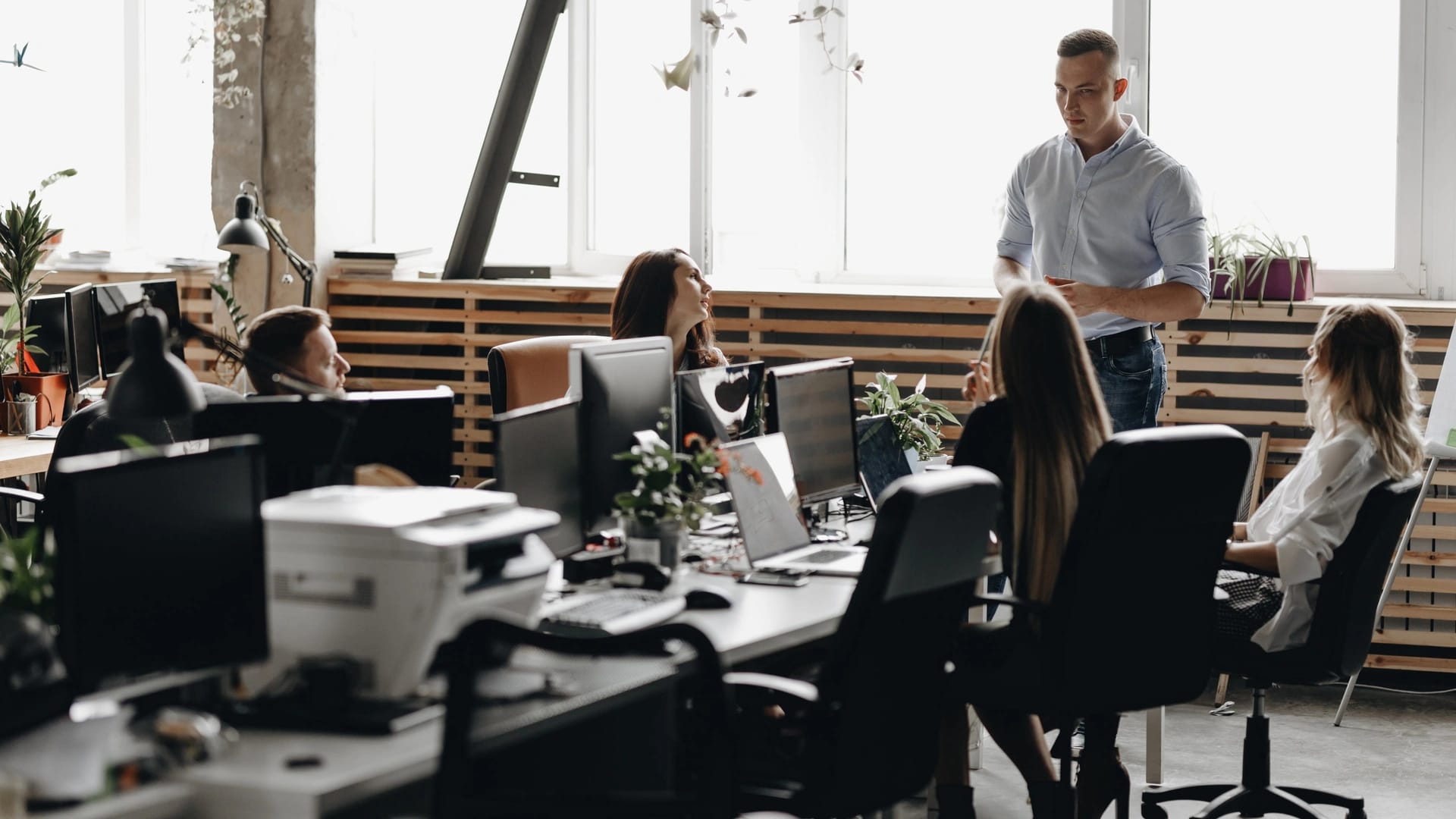 Alcune persone discutono tra loro in un ufficio moderno