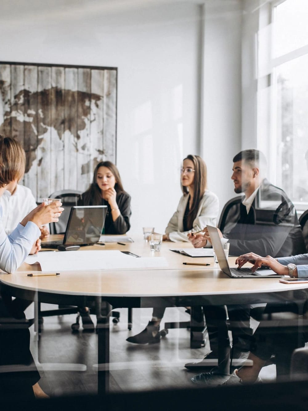 Diverse persone discutono al tavolo di una sala riunioni moderna