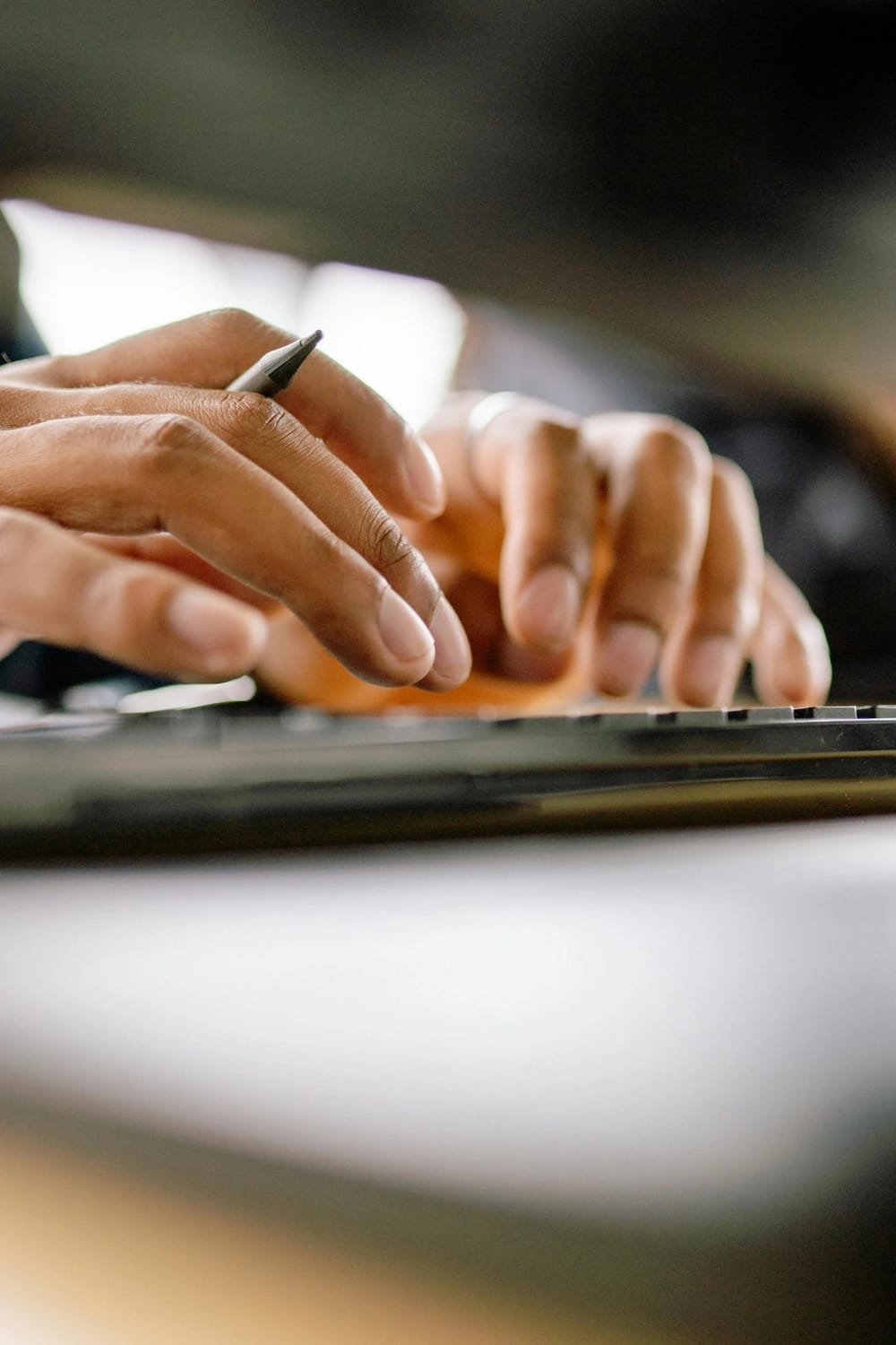 Delle mani mentre digitano su una tastiera