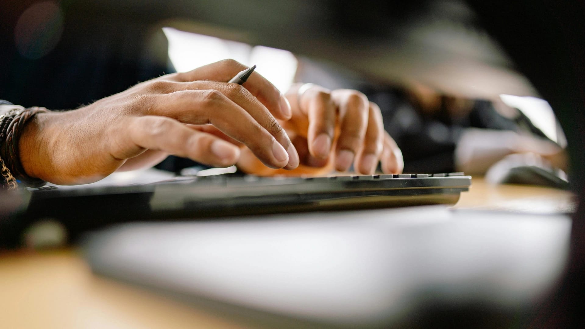 Delle mani mentre digitano su una tastiera