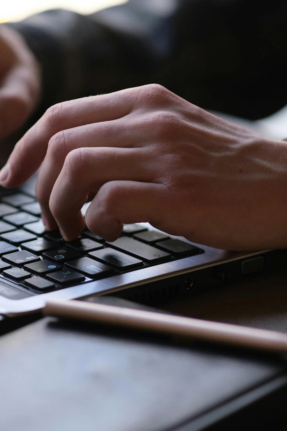 Delle mani mentre digitano su un laptop