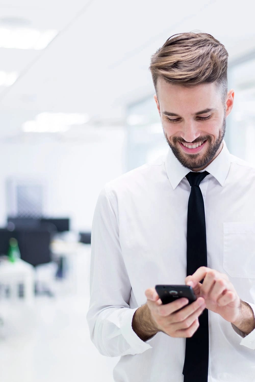 Scatto in primo piano di un ragazzo mentre usa il cellulare