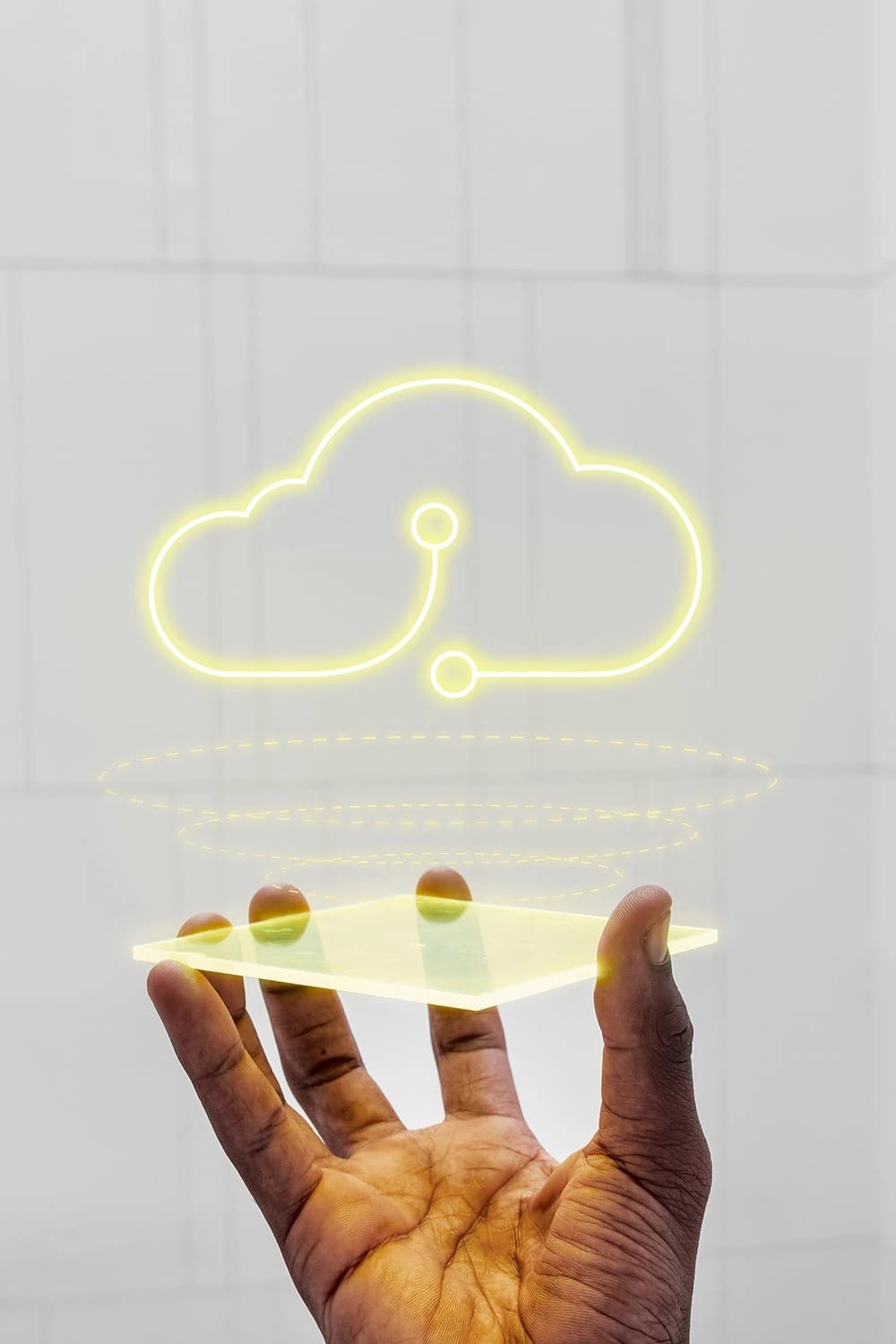 Una mano sorregge l'icona di una nuvola stilizzata