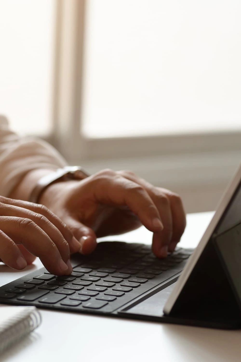 Delle mani mentre scrivono su un laptop