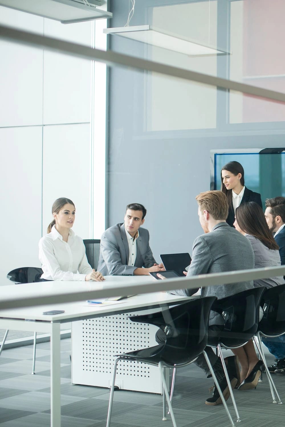 Un gruppo di persone discute in una sala riunioni moderna