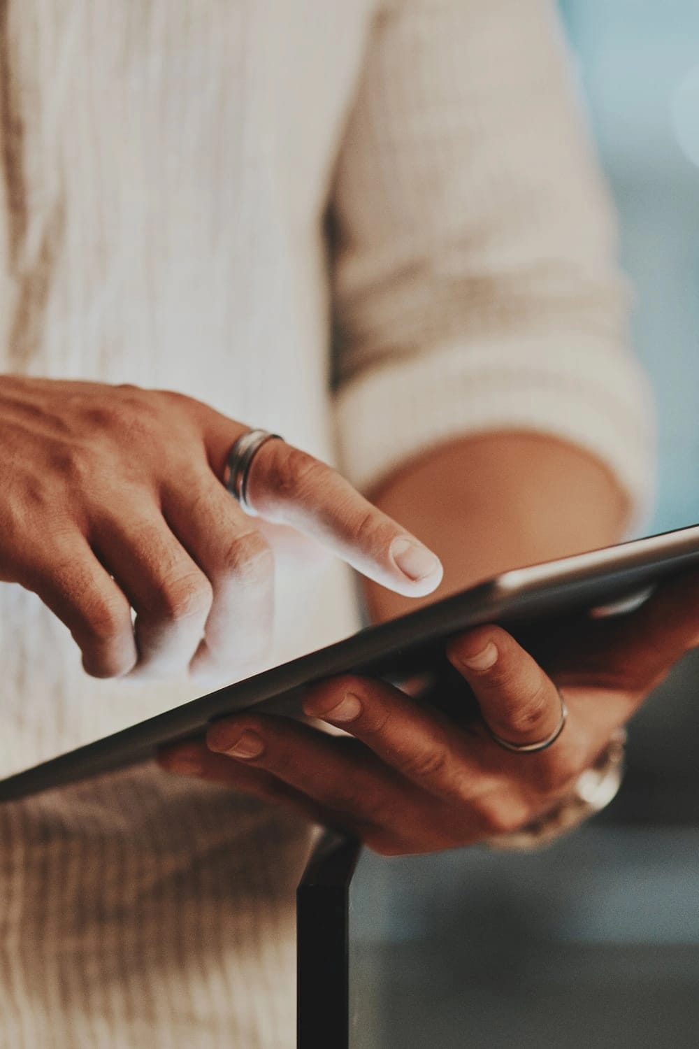 Primo piano delle mani mentre utilizzano un tablet.